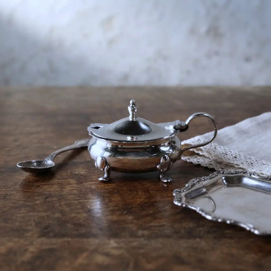 シルバーソルト入れ イギリス 1900年代初期頃 テーブル上のスタイリング(蓋を閉じた本体、※スプーン・トレイは撮影小物)