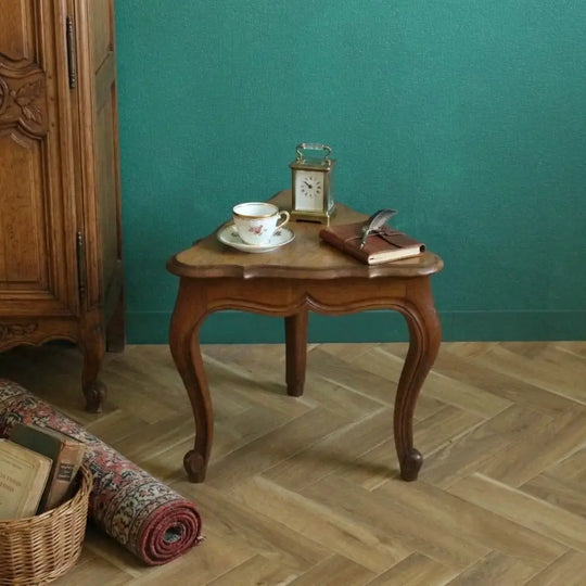 アンティーク コーナーテーブル 花台 フランス 1920年代 天板にアンティークカップと時計を飾ったスタイリング全体