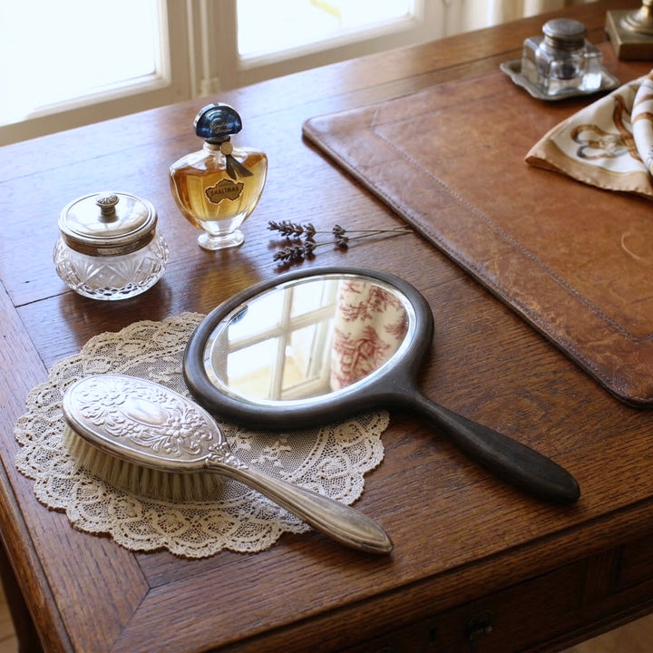 アンティーク 黒檀 ハンドミラー イギリス|ドレッサーに置いた手鏡
