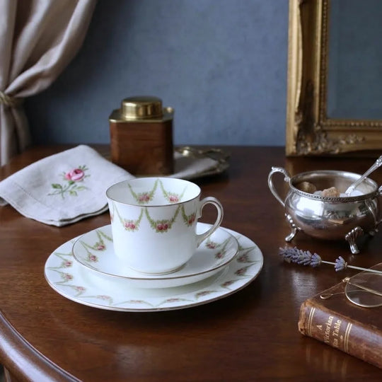 アンティーク エインズレイ ティーカップトリオ イギリス 1905〜1925年頃 茶筒や額と合わせたスタイリング全体