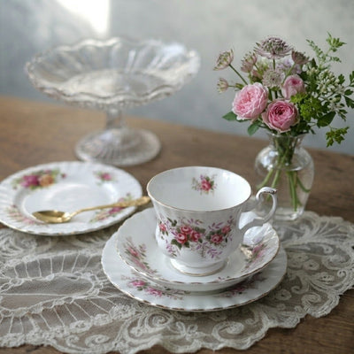 ヴィンテージティーカップトリオ Royal Albert モスローズ 全体像