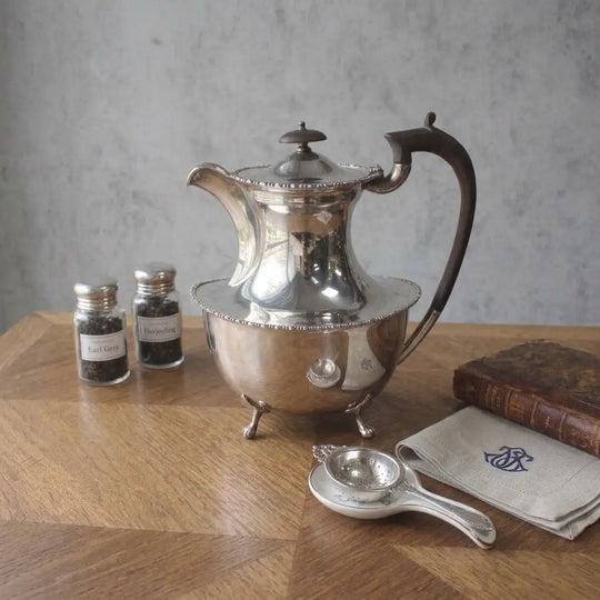 シルバープレート ティーポット イギリス 紅茶道具を添えた全体の設え
