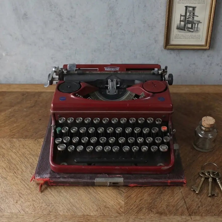 アンティークタイプライター TRIUMPH - キーと小物を添えた正面ディスプレイイメージ