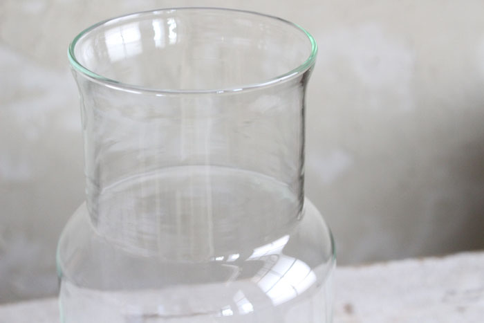 洗練された印象のガラスの花瓶