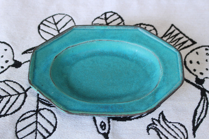 粘土色が効いた素朴な風合いのカレー皿
