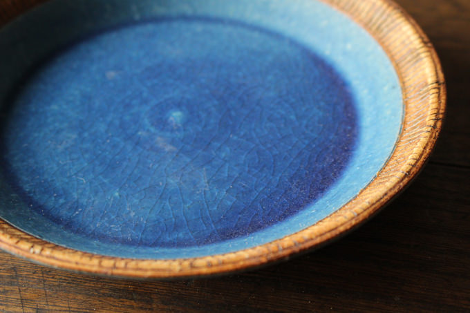 手作りの温かみがある青い小皿