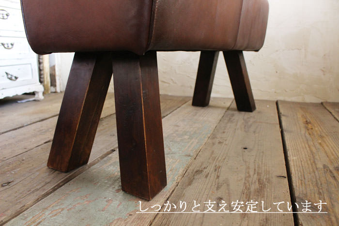テーブルに合わせられる革製の長椅子