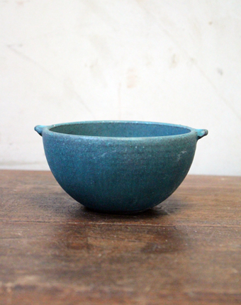 陶器の青色のスープボウル