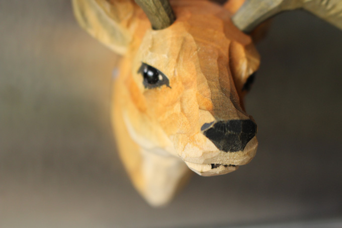 木彫りの鹿の顔の磁石