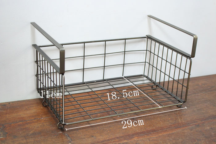 シンプルなワイヤー収納バスケット