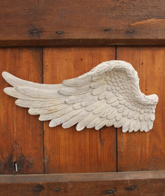 翼をモチーフにしたユニークな壁面装飾