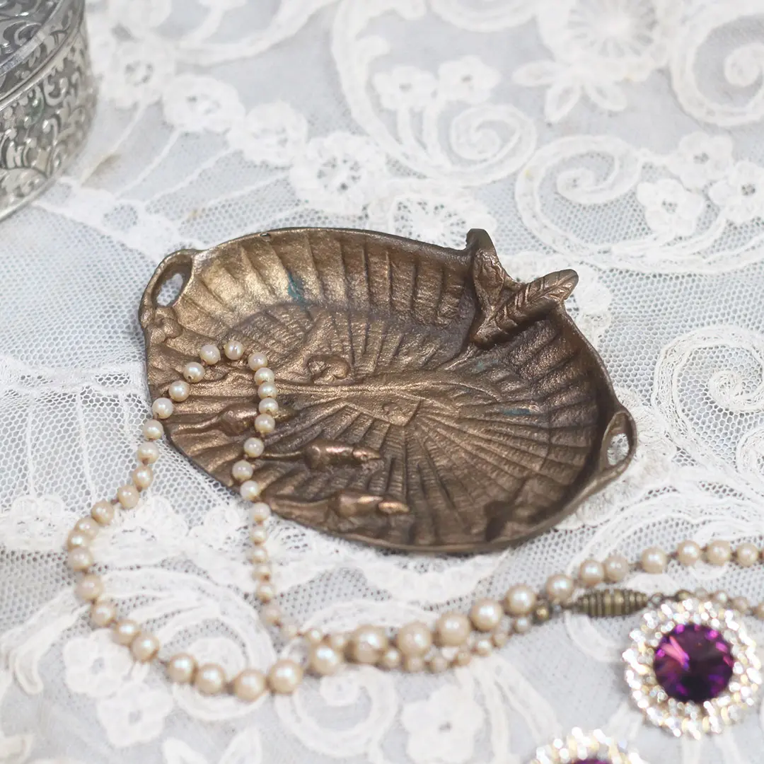 アンティーク ブラストレイ 鼠. 自然のモチーフを装飾に取り入れたアールヌゥーボー様式
