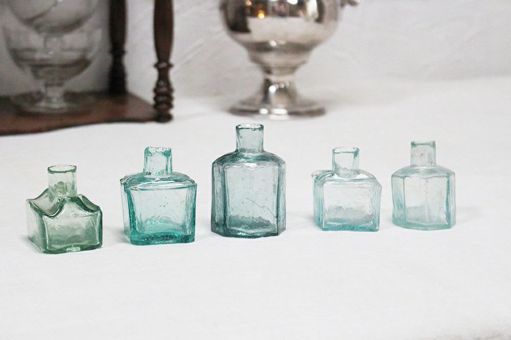 アンティークインクボトル 100年以上前に作られたガラス製の小瓶
