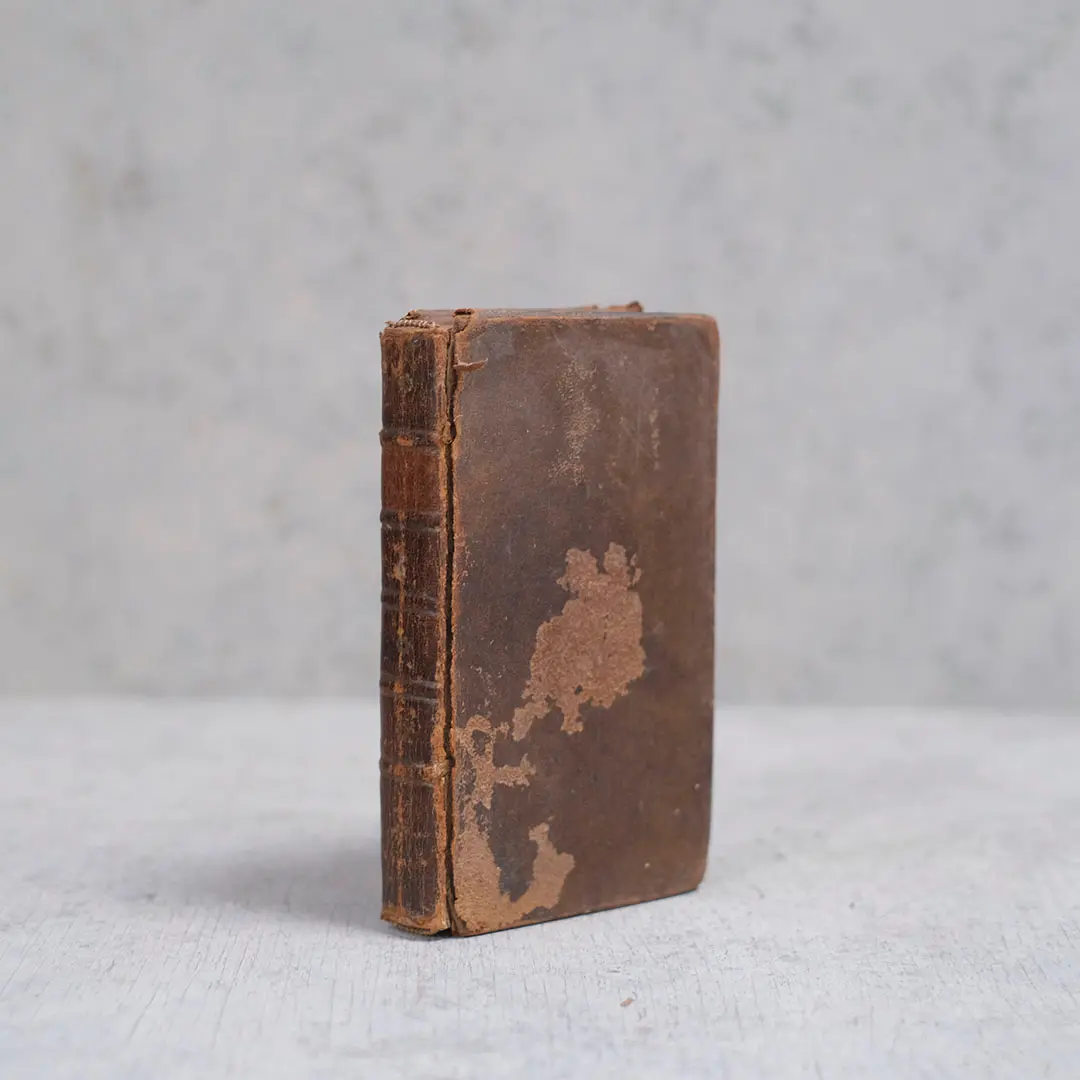 アンティークブック 発行年月日として記されているローマ数字MDCCLVIIから1757年に作られた歴史ある革製の本