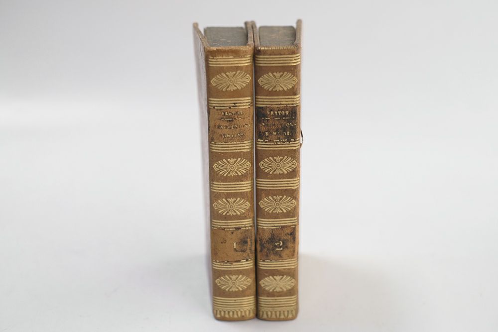 アンティークブック 1828年 200年前のフランスで発行された革背表紙の古い本 高さ17cm
1