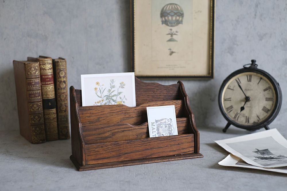 イギリスアンティーク 木製レターラック(幅23cm)　手紙やポストカードの卓上収納ボックス