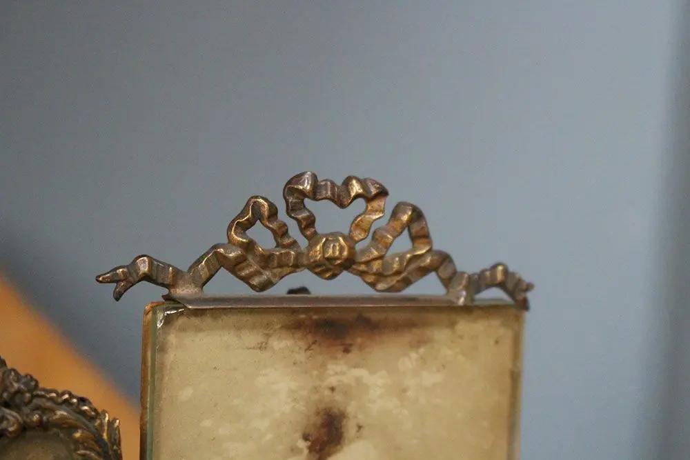 アンティ―ク・ブラスフォトフレーム/ロココ フランスで1800年代に作られた真鍮とガラスの写真立て アンティーク雑貨1