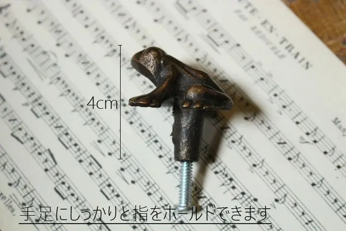 オールドブラスノブ・カエル/アンティーク調古色真鍮の取っ手1