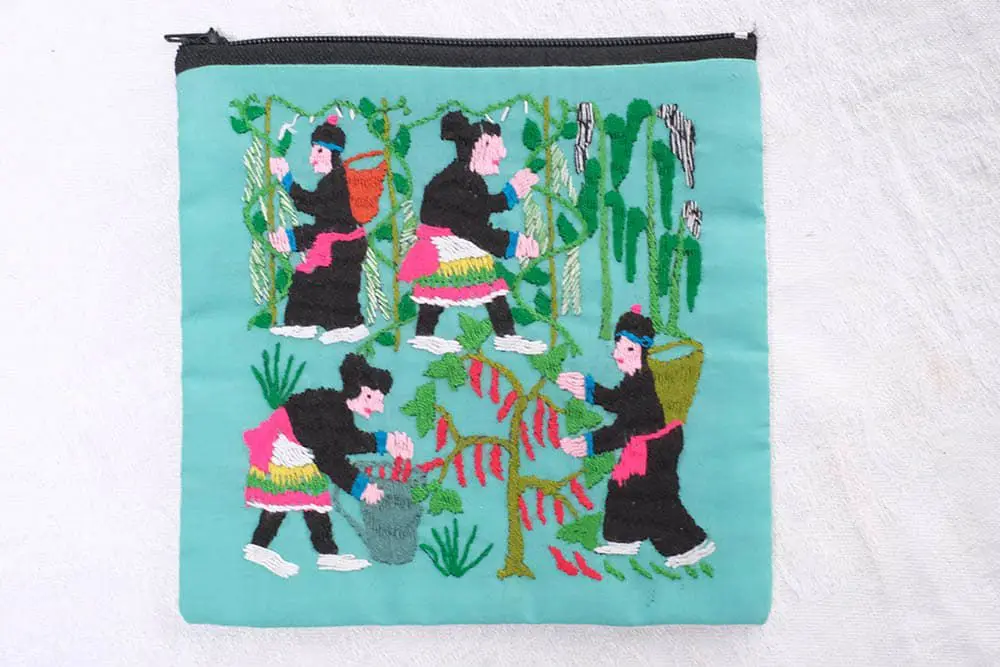 ラオス手刺繍ポーチ(森の動物・森の暮らし)Sサイズ インテリア雑貨2