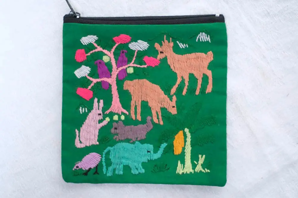 ラオス手刺繍ポーチ(森の動物・森の暮らし)Sサイズ インテリア雑貨3