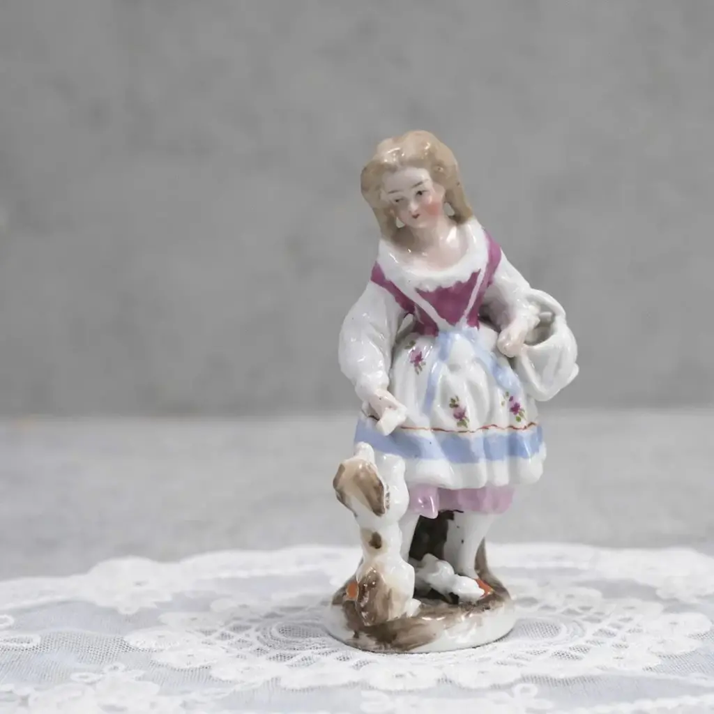 ヴィンテージ フィギュリン イギリス 女の子と犬 陶器の人形 置物1