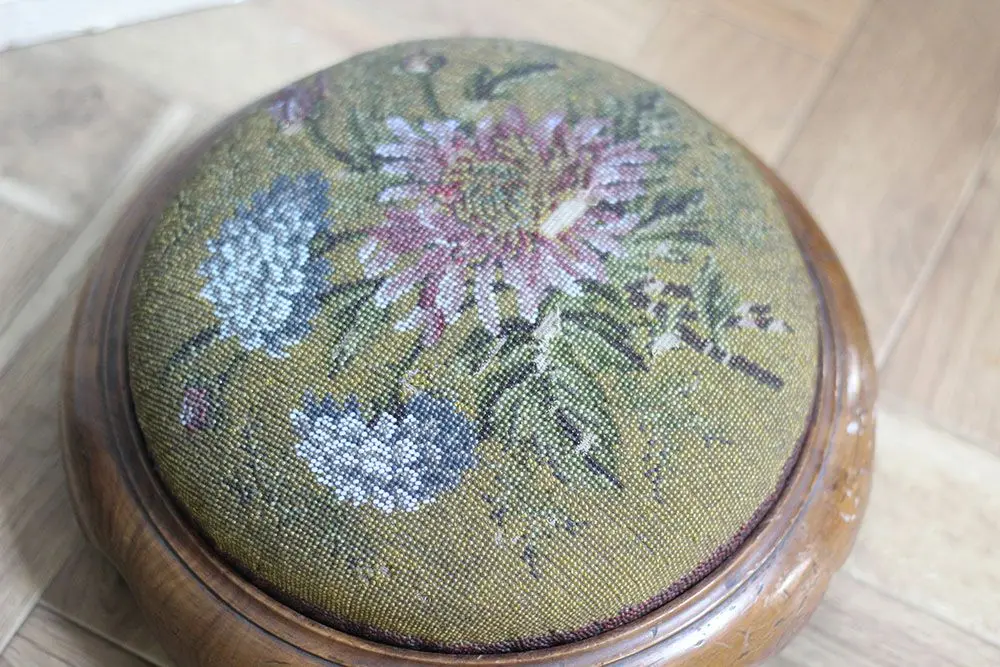 アンティークフットスツール 花のビーズ刺繍 オットマン4