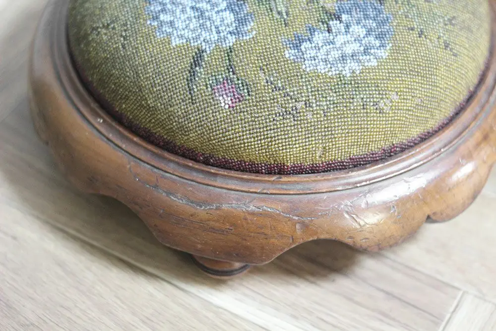 アンティークフットスツール 花のビーズ刺繍 オットマン1