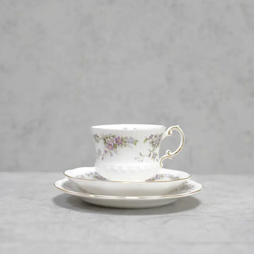 ヴィンテージティーカップトリオ ELIZABETHAN 花 イギリス1