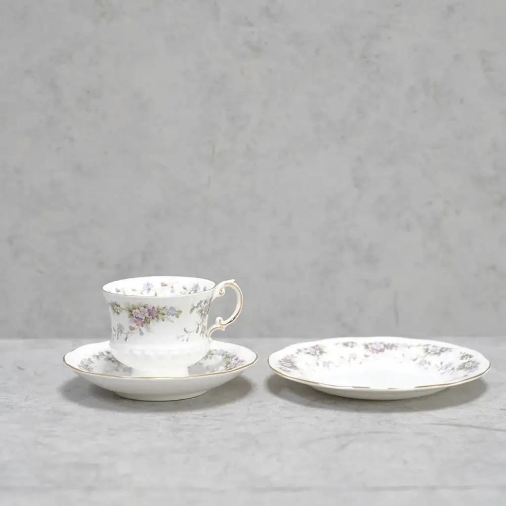 ヴィンテージティーカップトリオ ELIZABETHAN 花 イギリス2