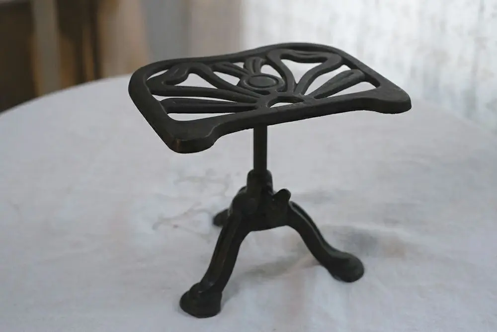 アンティーク鉄製ケトルスタンド アイアントリベット鍋敷き 高さ調整できる機能付き2