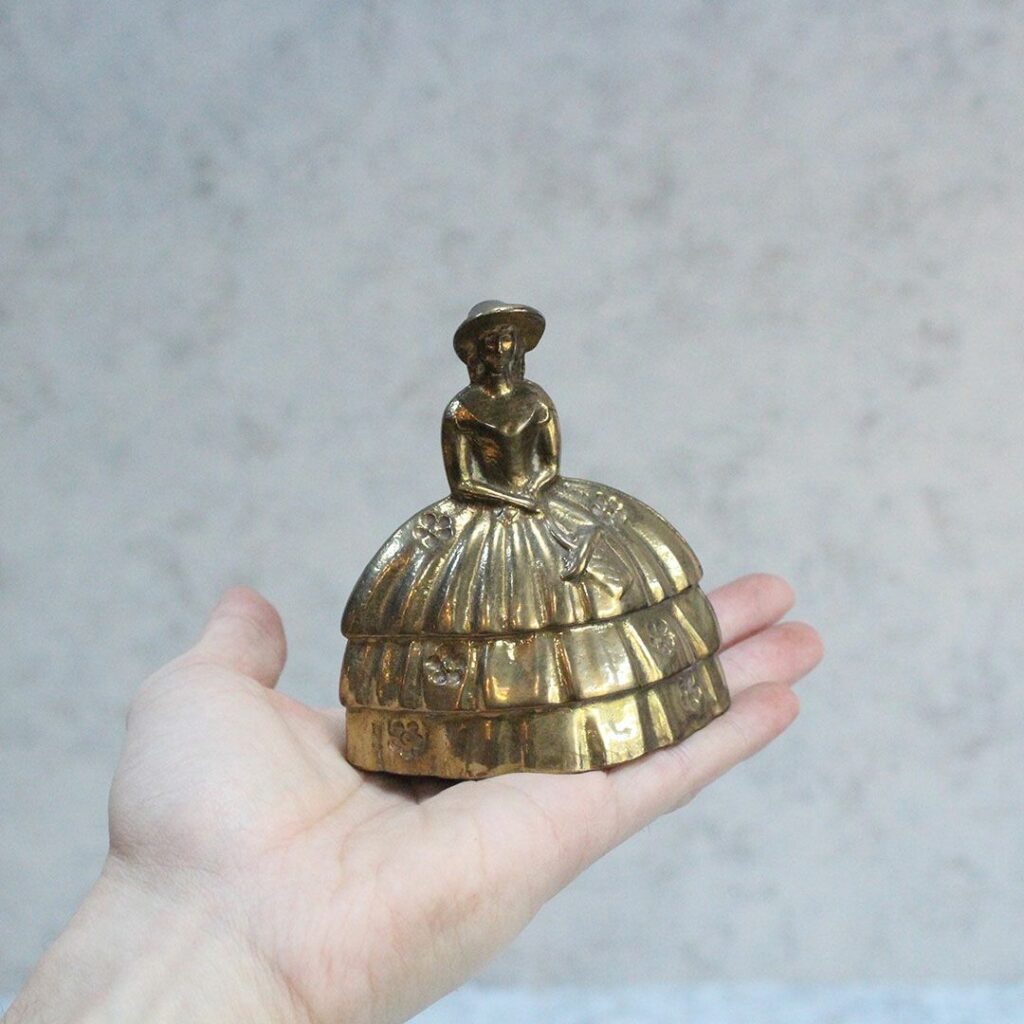 アンティークレディベルⅡ イギリス テーブルベル 呼び鈴 置物 アンティーク雑貨1
