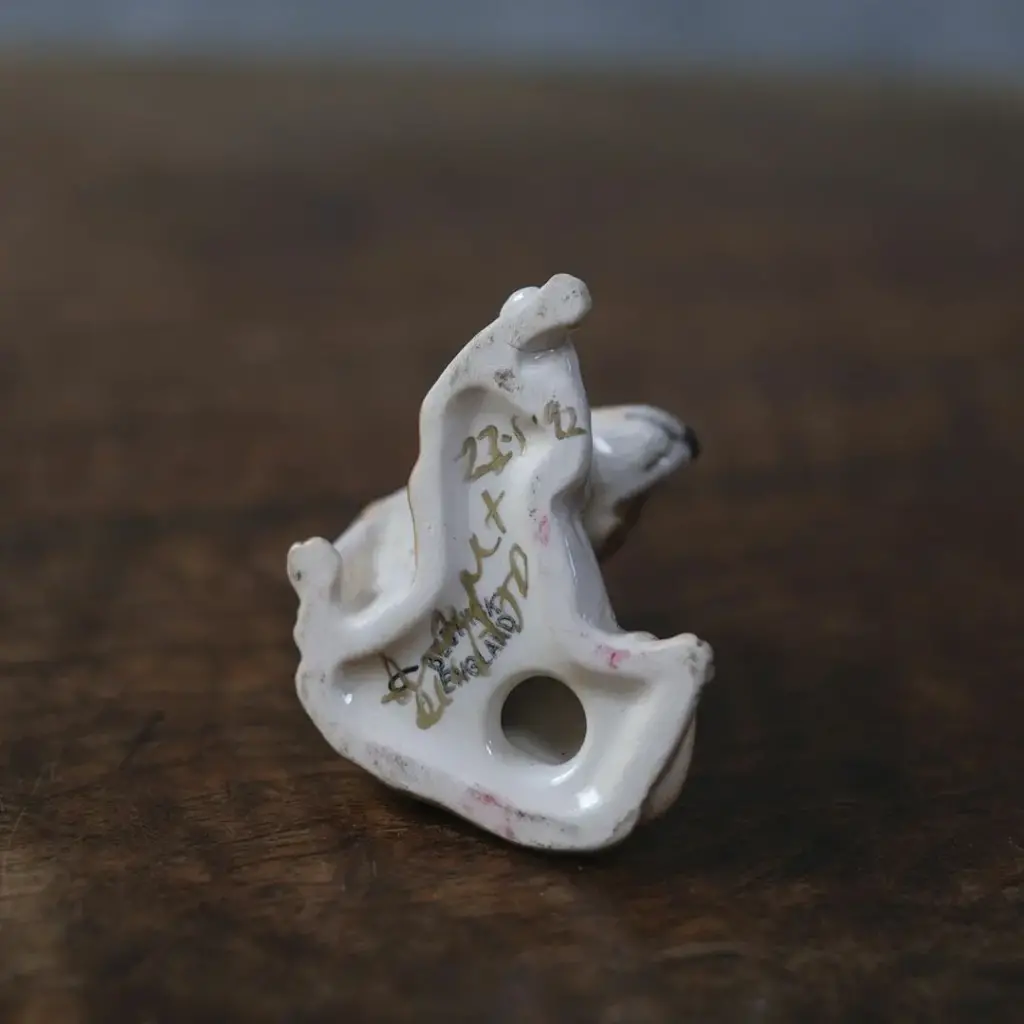 ヴィンテージフィギリン 寄り添う犬 イギリス 陶器 置物1