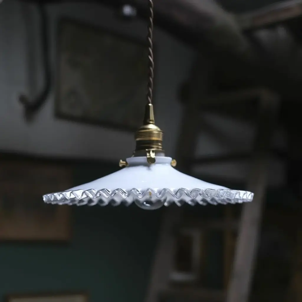 アンティーク ガラスシェードフリルランプ ミルクガラス 照明 灯具E26 アンティーク雑貨
