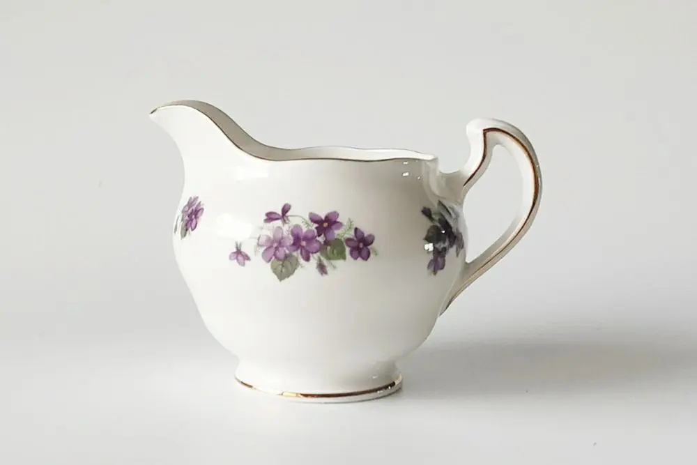 ヴィンテージミルクジャグ 菫 Queen Anne バイオレット ボーンチャイナ 白磁/アンティーク食器