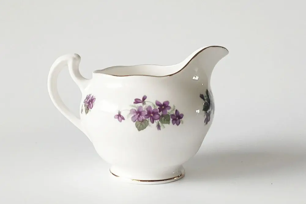 ヴィンテージミルクジャグ 菫 Queen Anne バイオレット ボーンチャイナ 白磁/アンティーク食器2