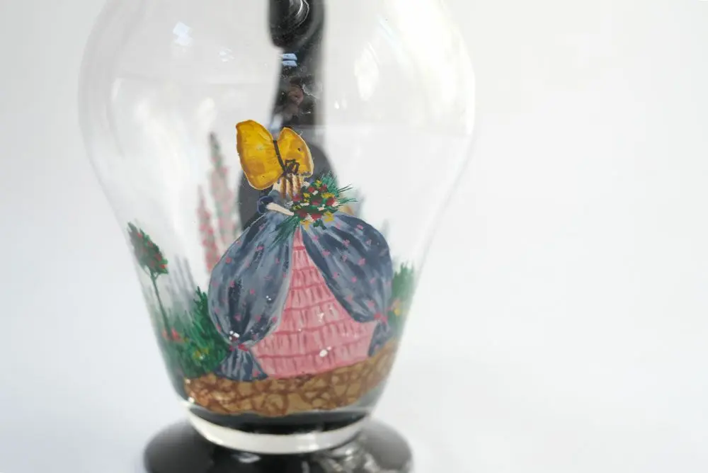 ガラスピッチャー 花束を持つ少女　イギリスの古い吹きガラス ジャグ 水差し/アンティーク食器
1