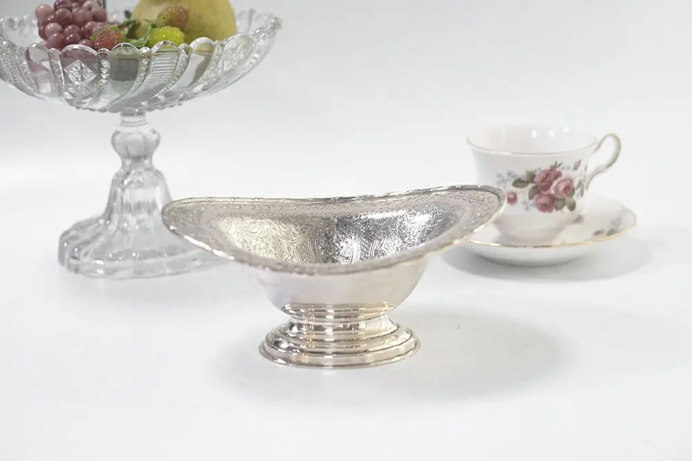 ヴィンテージ スモールボウル B(幅18cm)ヴィクトリアンな装飾が素敵なシルバーの足つきボウル
