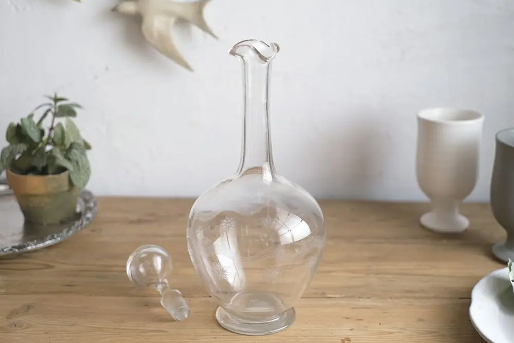 アンティーク ワインデキャンタ 注ぎ口の波うった装飾が可憐なガラス製の酒びん/アンティーク食器3