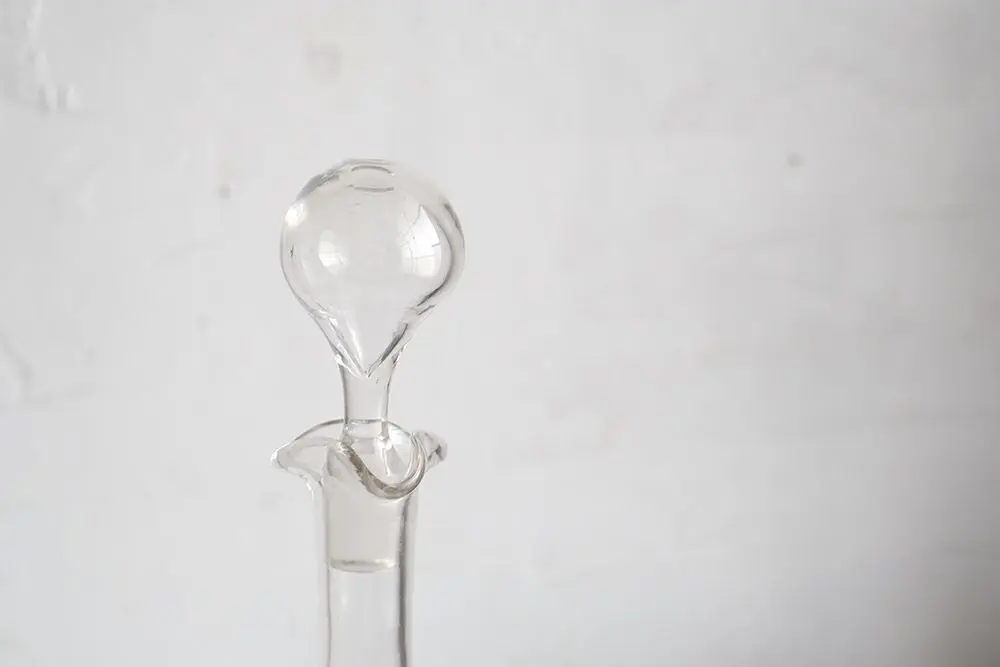 アンティーク ワインデキャンタ 注ぎ口の波うった装飾が可憐なガラス製の酒びん/アンティーク食器1