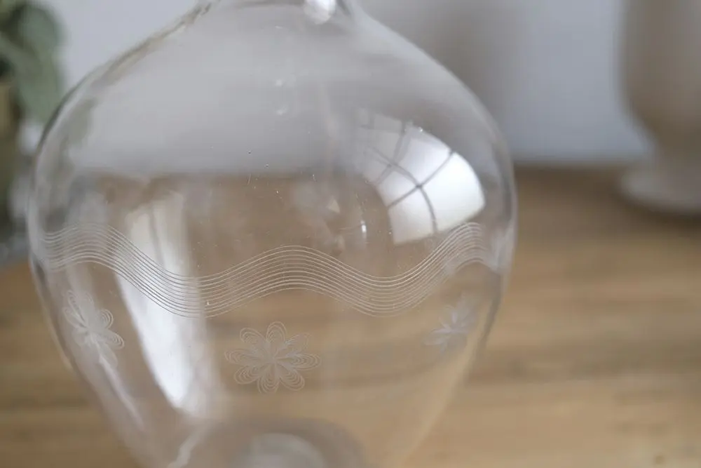 アンティーク ワインデキャンタ 注ぎ口の波うった装飾が可憐なガラス製の酒びん/アンティーク食器2