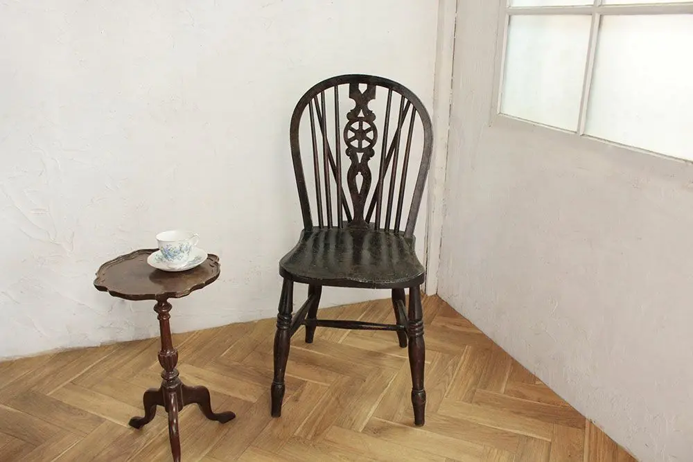 アンティーク ウィールバックチェア イギリス 椅子 車輪をモチーフにした背もたれのレリーフが特徴/アンティーク家具