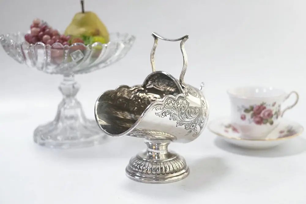 アンティーク シルバープレートシュガースカットル イギリス製のシュガーポット専用のスプーン付き
