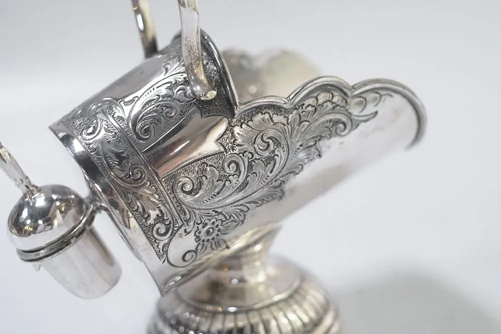 アンティーク シルバープレートシュガースカットル イギリス製のシュガーポット専用のスプーン付き1