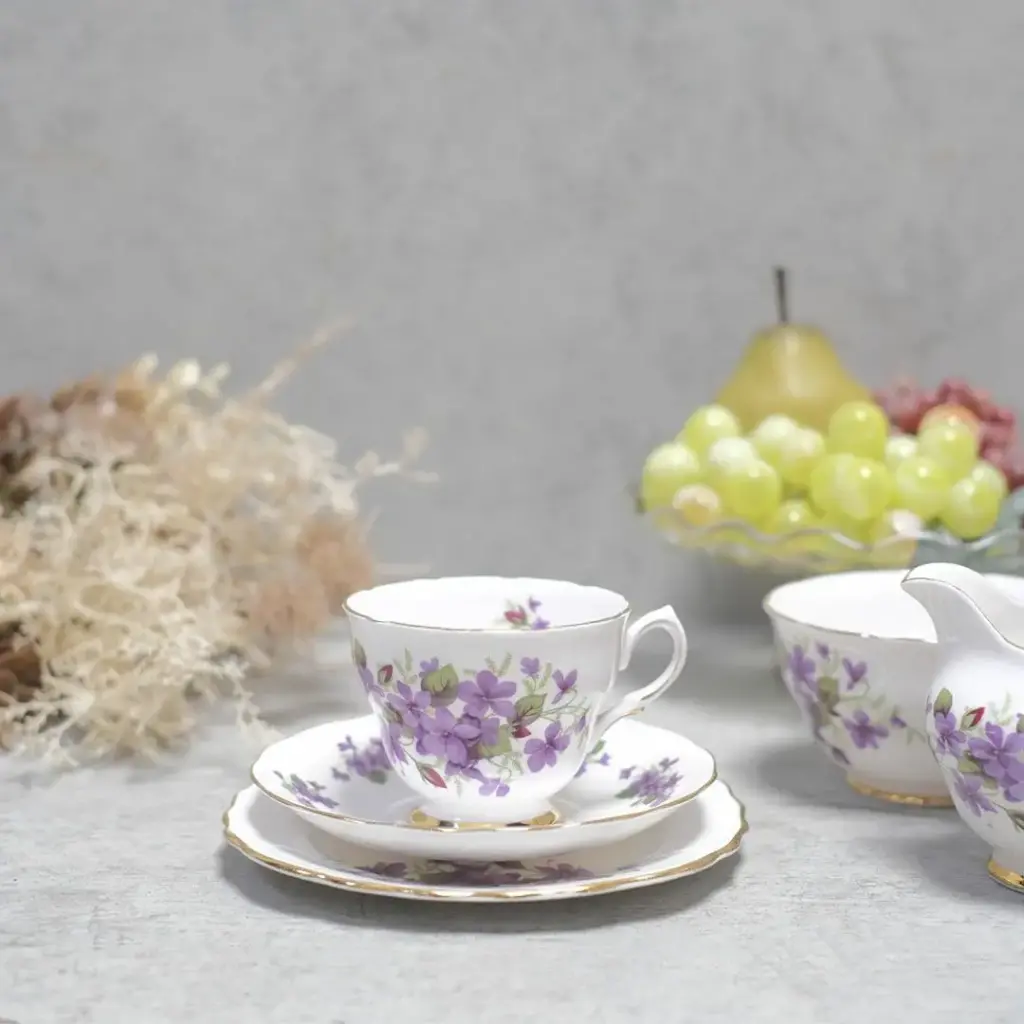 ヴィンテージティーカップトリオ Colclough(コルクラフ)菫 バイオレット イギリス