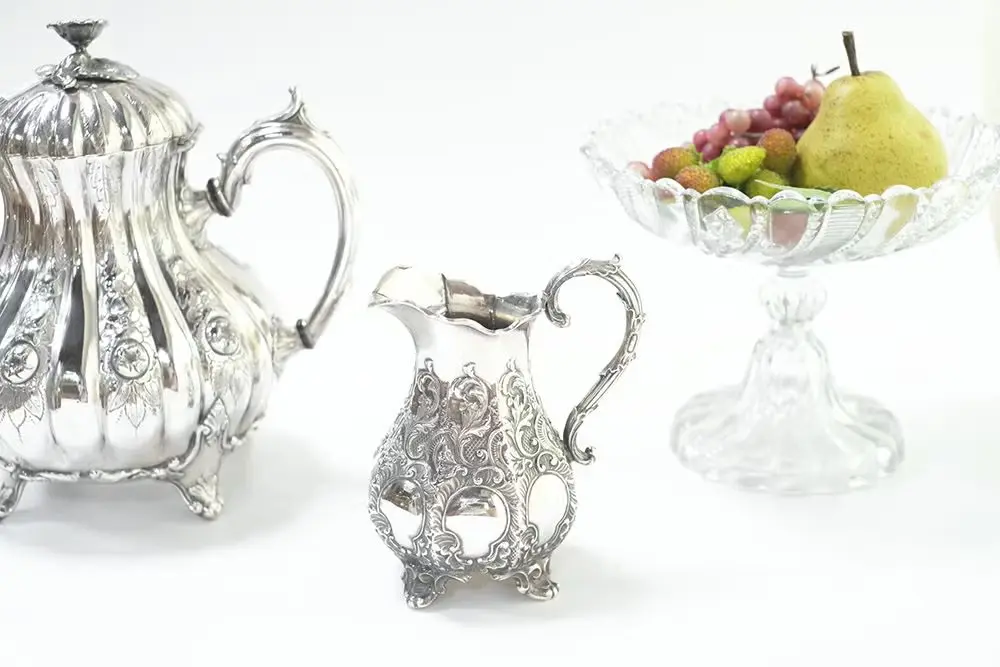 アンティーク シルバープレートミルクポット ロココ様式の装飾が豪華なイギリスのミルクジャグ
