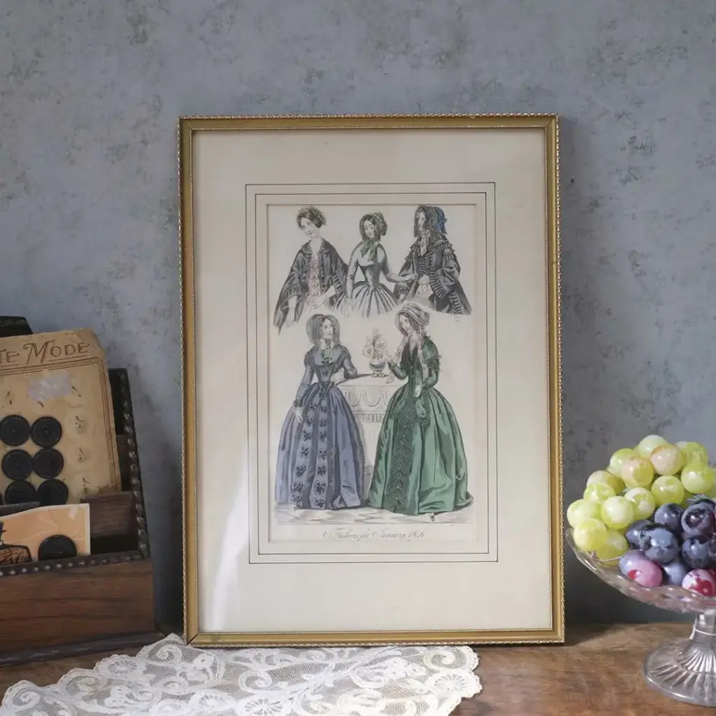 アンティークリトグラフピクチャー ドレスを着た婦人 ファッション画 石版画 イギリス アンティーク雑貨