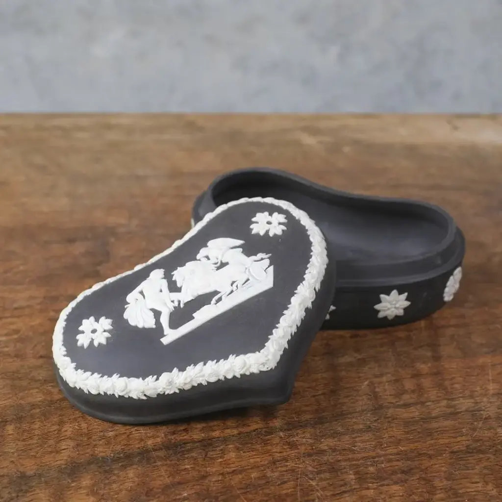 ヴィンテージ WEDGWOODジャスパー トリンケットボックス 貴重な黒 ハート型
