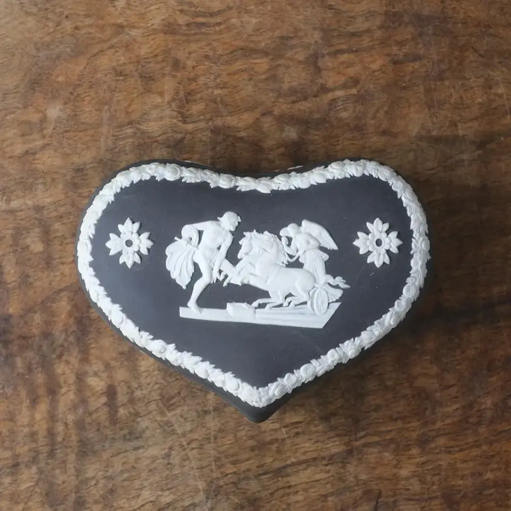 ヴィンテージ WEDGWOODジャスパー トリンケットボックス 貴重な黒 ハート型5
