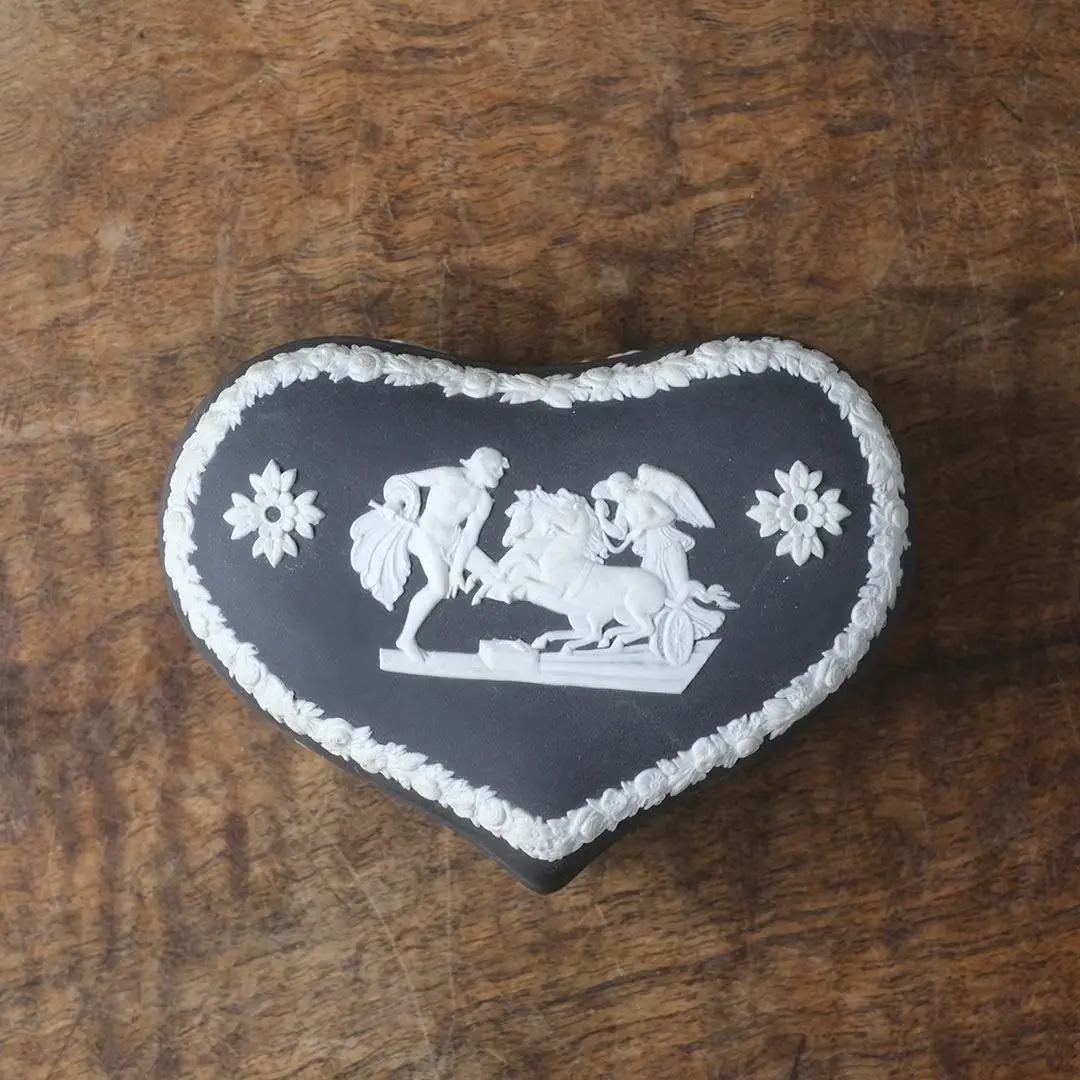 ヴィンテージ WEDGWOODジャスパー トリンケットボックス 貴重な黒 ハート型