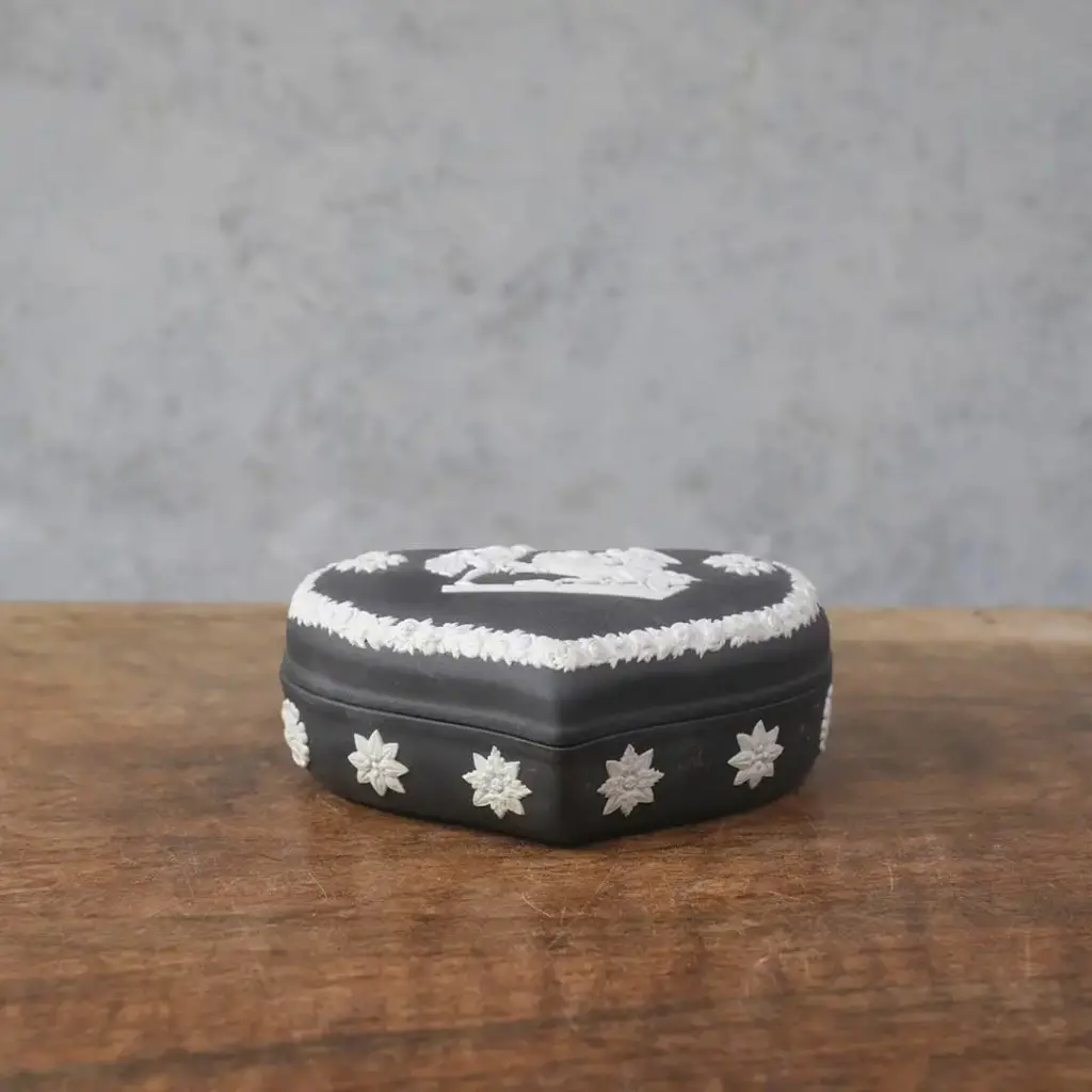 ヴィンテージ WEDGWOODジャスパー トリンケットボックス 貴重な黒 ハート型6